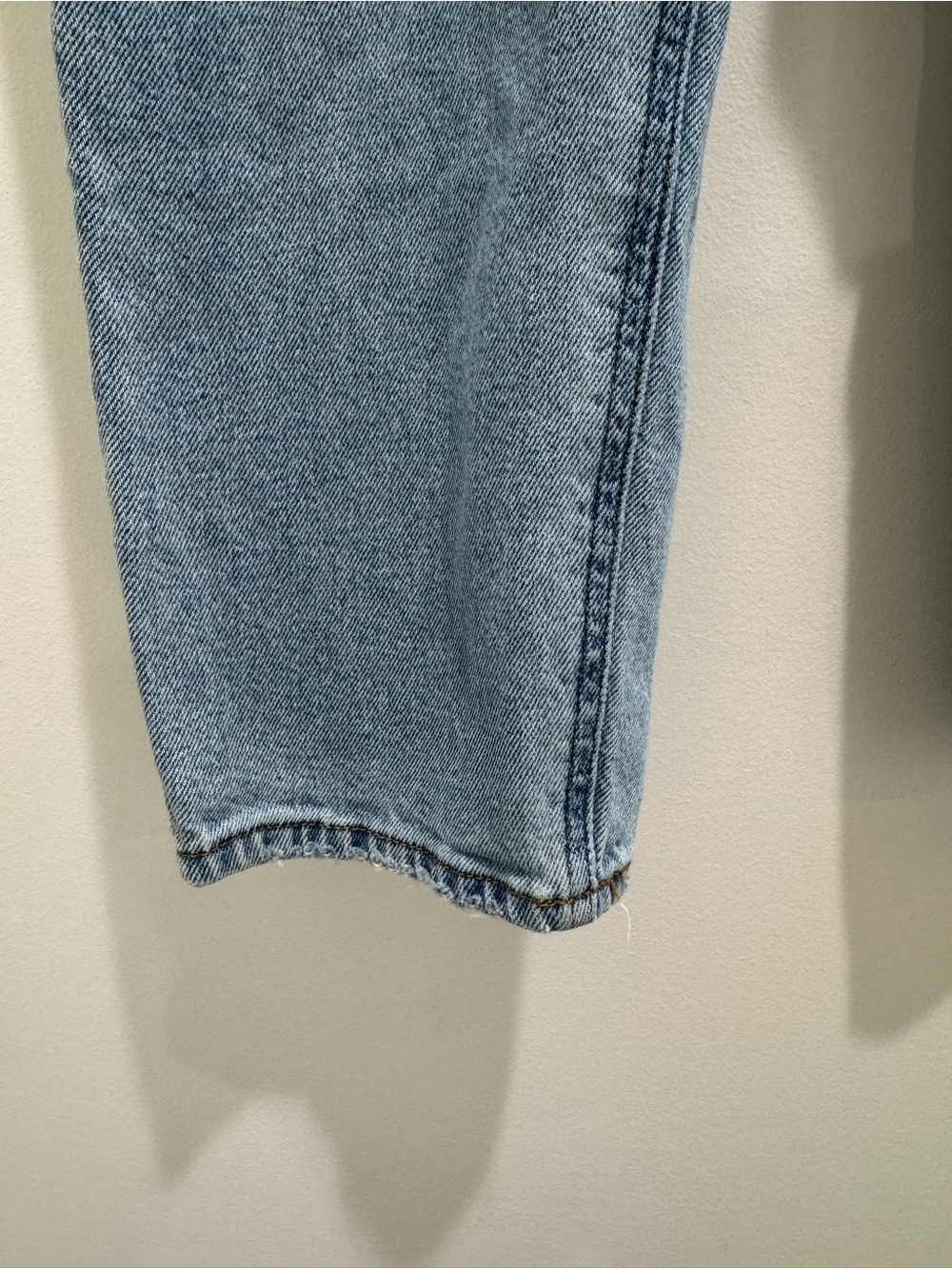 Abercrombie & Fitch Curve Love Mom High Rise Crop Jeans Light Wash 27/4 Short - Picture 3 of 8